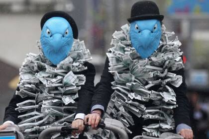 Activistas vestidos como águilas protestaron contra los acuerdos de pago de Barclays en la Junta General anual de 2012