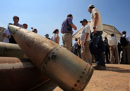 Activistas y delegaciones internacionales están junto a bombas de racimo en una base militar en Nabatiyeh, Líbano, 12 de setiembre de 2011. (AP Foto/Mohammed Zaatari, File)