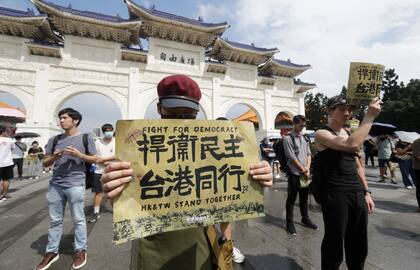 Activistas y simpatizantes de Hong Kong en Taiwán llevan a cabo una protesta para conmemorar el décimo aniversario del movimiento sombrilla de 2014 y el quinto aniversario del movimiento contra el proyecto de enmienda de la ley de extradición en Taipéi, Taiwán, domingo 9 de junio de 2024. B (AP Foto/Chiang Ying-ying)