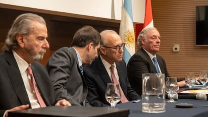 Acto con jueces de la Corte Suprema y el jurista Antonio María Hernández, en Córdoba