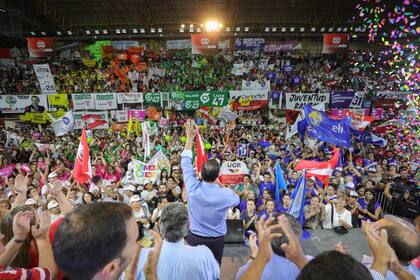 Acto de cierre de campaña de Juntos, liderado por el gobernador Gustavo Valdés, en Corrientes