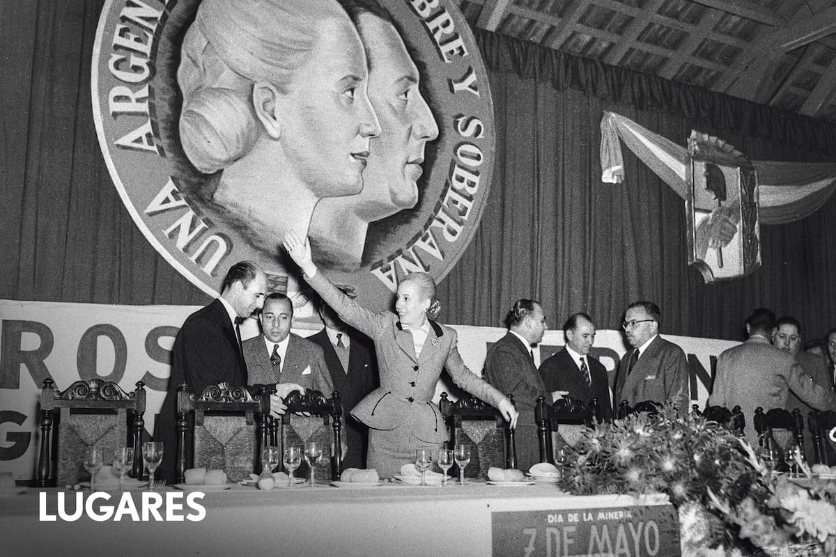 Acto de clausura de la Semana de la Minería. Junto a Eva Perón aparecen el Ministro de Hacienda Ramón Cereijo, el de Industria y Comercio, José C. Barro, y el presidente de la Cámara de la Minería, señor Carnevale.