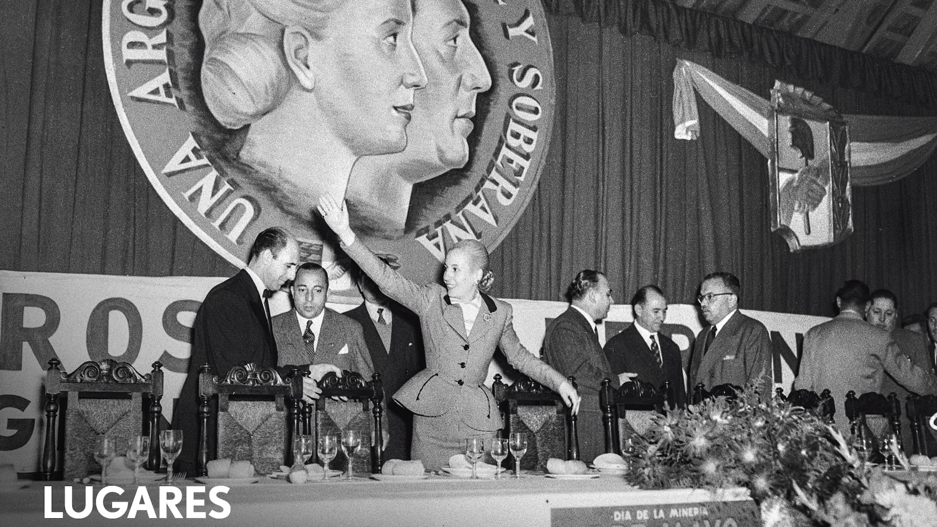 Acto de clausura de la Semana de la Minería. Junto a Eva Perón aparecen el Ministro de Hacienda Ramón Cereijo, el de Industria y Comercio, José C. Barro, y el presidente de la Cámara de la Minería, señor Carnevale.