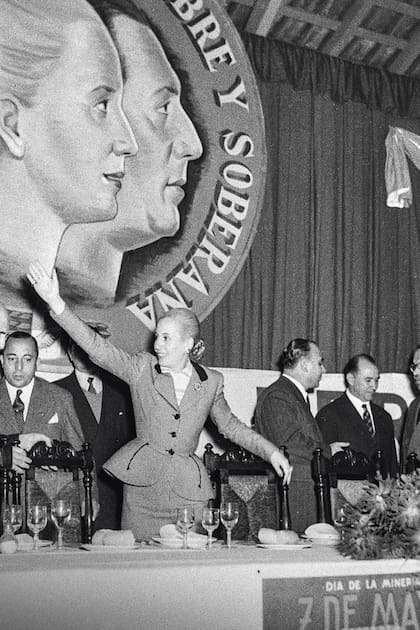 Acto de clausura de la Semana de la Minería. Junto a Eva Perón aparecen el Ministro de Hacienda Ramón Cereijo, el de Industria y Comercio, José C. Barro, y el presidente de la Cámara de la Minería, señor Carnevale.