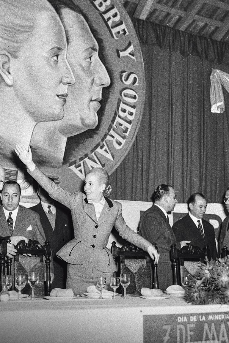 Acto de clausura de la Semana de la Minería. Junto a Eva Perón aparecen el Ministro de Hacienda Ramón Cereijo, el de Industria y Comercio, José C. Barro, y el presidente de la Cámara de la Minería, señor Carnevale.