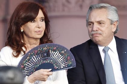 Acto de conmeracion por el retorno de la demcracia, Cristina Fernandez de Kirchner; Alberto Fernandez y LulaDa Silva son los oradores en una Paza de Mayo llena.
