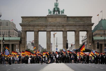 Acto de la Alternativa para Alemania, la agrupación de extrema derecha más grande de este país, del 27 de mayo del 2018 frente a la Puerta de Brandenburgo en Berlín. (AP Photo/Markus Schreiber, File)