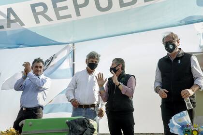 Acto de las entidades agropecuarias en la vera de la ruta 9 en el partido de San Nicolas, con consignas contra el gobierno y en contra de la medidas sanitarias miles de personas se reunieron para conmemorar el 9 de julio.
La Mesa de Enlace cerro el acto