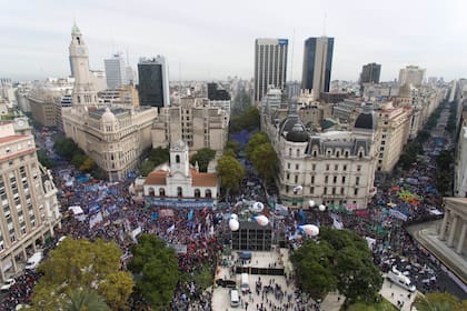 Acto de sectores sindicales en plaza de Mayo por el paro