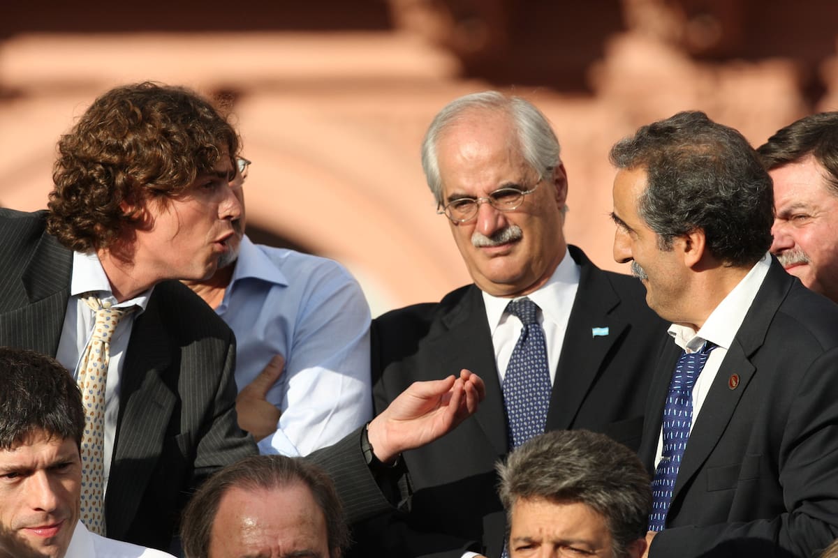 Acto en apoyo a la presidenta Cristina Fernandez de Kirchner, en la Plaza de Mayo, por el conflicto del campo. Martín Lousteau ministro de Economía con Guillermo Moreno ministro de Economía de la Ciudad de Bs. As.. El 01_04_08 FOTO: FABIAN MARELLI