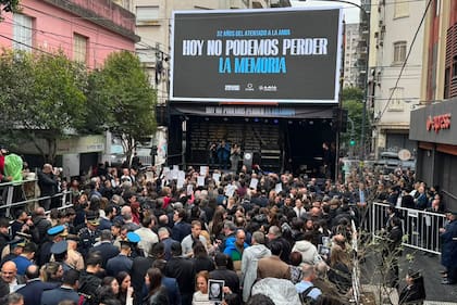 Acto en conmemoración por los 32 años de atentado a la AMIA