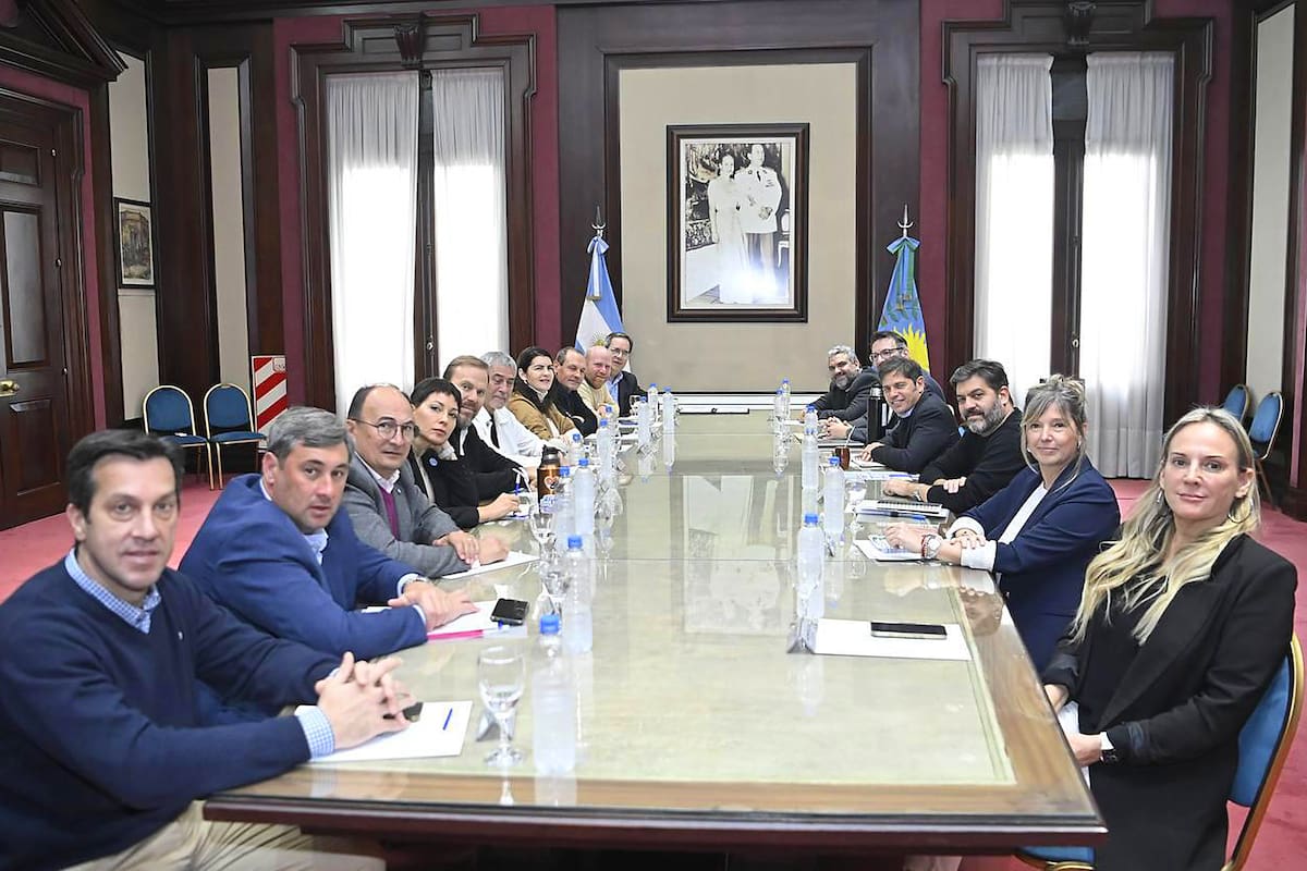 Acto en la gobernación, encabezado por Kicillof, junto a una decena de intendentes, entre llos Mayra Mendoza y Jorge Ferraresi