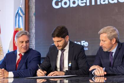 Acto en Santa Fe de los gobernadores Llaryora, Pullaro y Frigerio