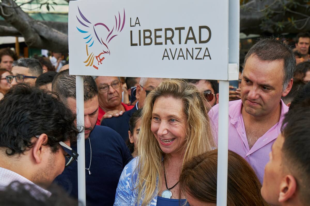 Acto para afiliar a La Libertad Avanza en frente a La Biela en Recoleta con la presencia de Karina Milei y Manuel Adorni.