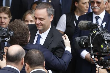 Acto por los 44 años de Malvinas: el abrazo entre Javier Milei y Manuel Adorni