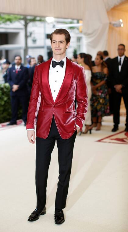 Andrew Garfield eligió un traje de Tom Ford de terciopelo bordó