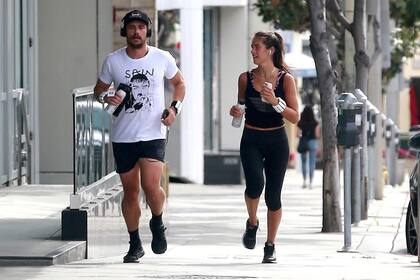 En plena cuarentena, James Franco y su novia, Isabel Pakzad, salieron a correr juntos por las calles de Los Ángeles
