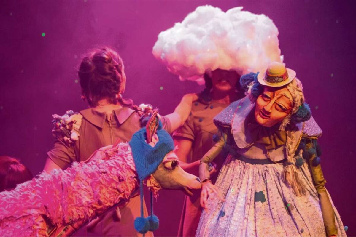 Actores, bailarines y titiriteros en sincronía