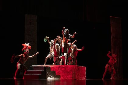 Actores en escena durante el estreno de la obra "El Popol Vuh" en Ciudad de Guatemala el viernes 3 de junio de 2022. La obra, basada en el libro sagrado de los mayas sobre la creación de la Tierra, se estrenará en julio en España en el Festival Internacional de Teatro Clásico de Almagro. (Foto AP/Moises Castillo)