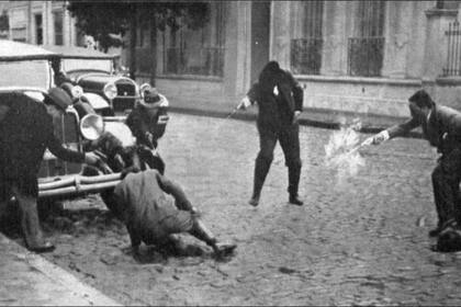 Actores reproducen la secuencia del intento de aseinato a Hipólito Yrigoyen para Caras y Caretas, el 4 de enero de 1930