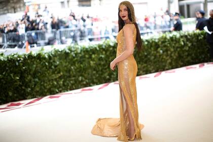 Olivia Munn, con un look de HM dorado de malla metálica inspirado en las Cruzadas