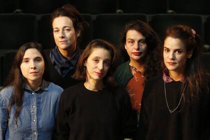 Petróleo, el mundo del trabajador patagónico según las chicas de las pieles