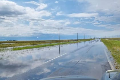 Actual estado de un tramo de la ruta nacional 7, con agua en la calzada