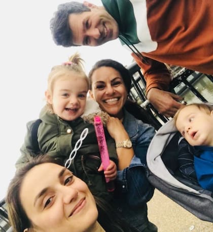 Actualmente Andrea está casada y tiene dos hijos; Hollie convive regularmente con la familia