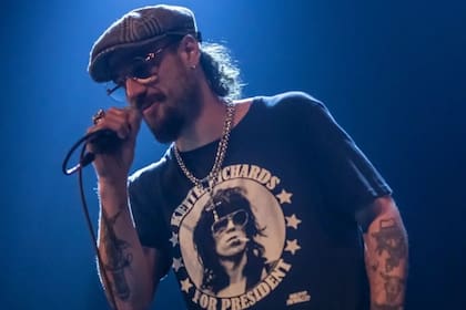 Actualmente, Daniel Osvaldo dejó el fútbol y se dedica al rock con su banda Barrio Viejo
