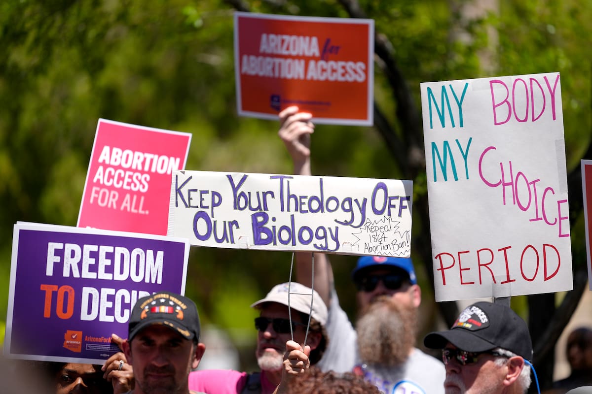 Actualmente, el aborto es legal en Arizona hasta el punto de viabilidad fetal, que ocurre cuando el feto puede sobrevivir fuera del útero con asistencia médica
