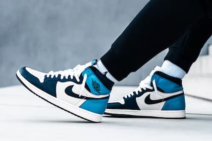 Actualmente, el joven usa zapatillas realizadas especialmente para él, por una ortopedia; sus padres llegaron a pagar U$S1500 por un par