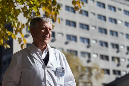 Actualmente es jefe del Servicio de Medicina del Estrés del Hospital Municipal de San Isidro y profesor en la Universidad Favaloro, Maimónides y Universidad de Buenos Aires
