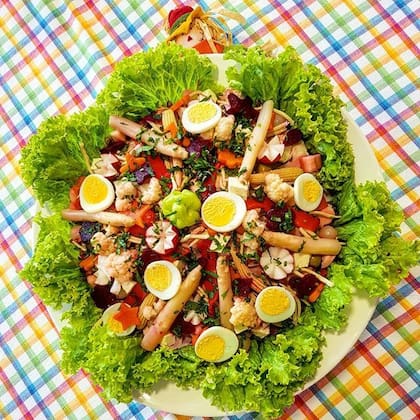 Actualmente, esta ensalada fría representa el plato típico y más emblemático del Día de Muertos en Guatemala