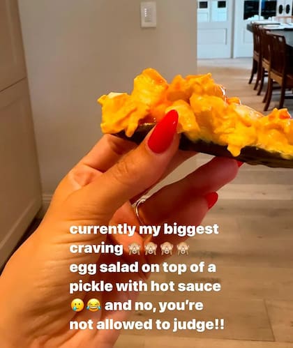 “Actualmente mi antojo más grande es una ensalada de huevo sobre un pepinillo con salsa picante”, subtituló la foto en su historia de Instagram. '¡Y no, no está permitido juzgar!' concluyó