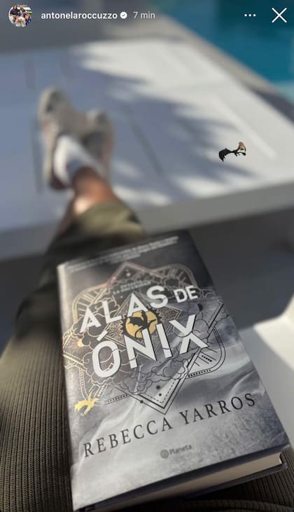 Actualmente, Roccuzzo está leyendo Alas de Onix, el último libro de Empíreo, la saga fantástica de Rebecca Yarros (Foto: Instagram @antonelarocccuzzo)