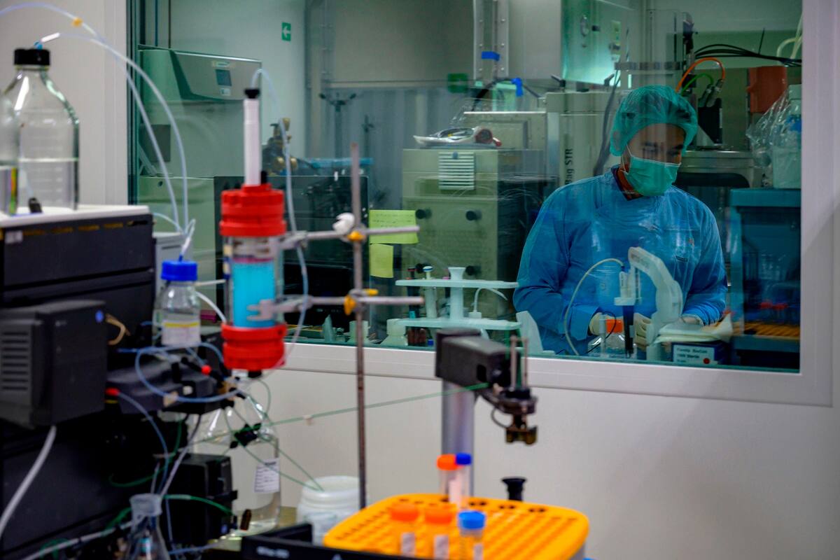 Actualmente se están llevando a cabo ensayos de última etapa de la candidata a vacuna de AstraZeneca en Gran Bretaña, Brasil y Sudáfrica