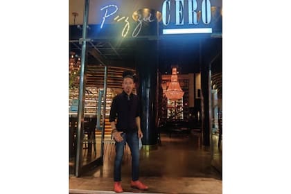 Actualmente Tenzin es el recepcionista del restó Pizza Cero