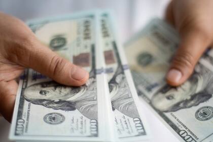 Actualmente, un trabajador que destina $100.000 para la compra de dólares puede hacerse de US$285