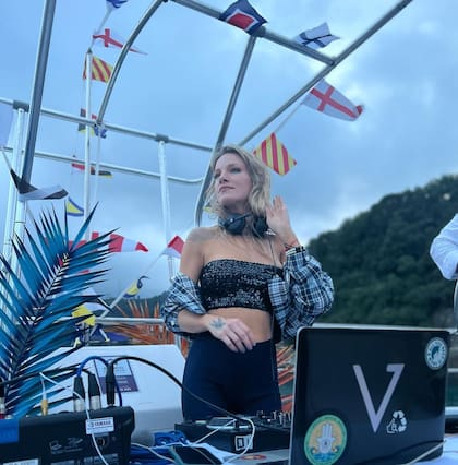 Actualmente, Virginia sigue lanzando temas solistas y es DJ
