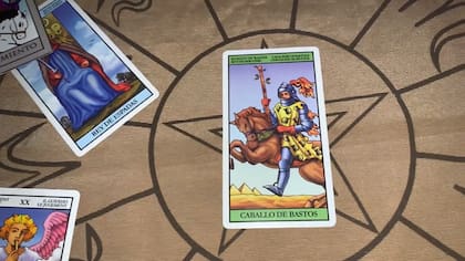 Acuario atravesará la semana con la carta del caballo de bastos.