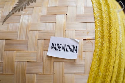 Acuerdo entre EEUU y China reduce aranceles y alivia carga sobre paquetes de bajo valor