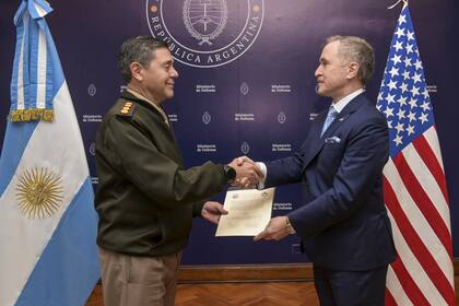 Acuerdo que firmaron el ministro de Defensa, Carlos Presti, y el embajador de EEUU, Peter Lamelas