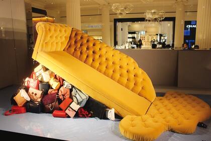 Acumulación de carteras en la vidriera de Selfridges, Londres.
