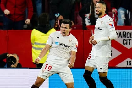 Acuña celebra su gol para Sevilla