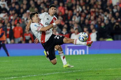 Acuña empalma de zurda y convierte el primer gol de River