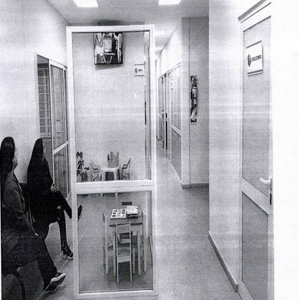 Acuña está detenida en la oficina de picaporte blanco, delante de la sala donde esperan mujeres para ser atendidas por denuncias de violencia machista