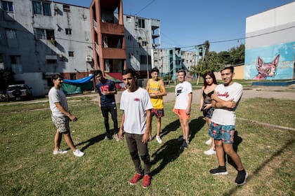 Acuña y los voluntarios con los que sale a pintar el barrio