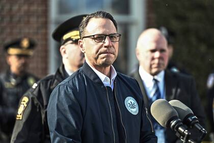 Acusado de incendiar casa del gobernador de Pensilvania está bajo custodia policial en hospital