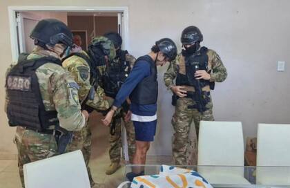 Acusado de participar en la golpiza a Ledezma siendo aprehendido por fuerzas de seguridad