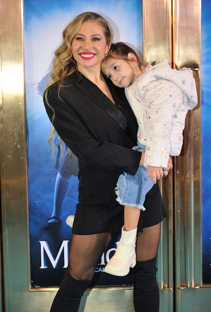 Adabel Guerrero posó con su hija Lola mientras su marido, Martín Lamela las miraba de cerca